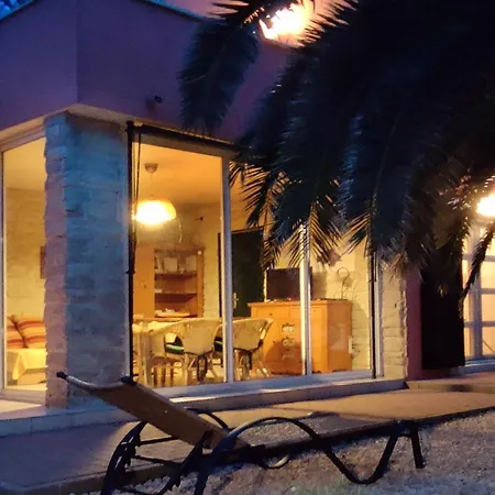 Willa Macaklin - Authentic Island House At The In Cikat Forest Park With Its Own Parking *