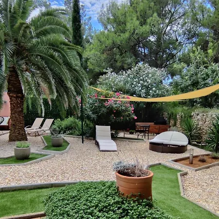 Willa Macaklin - Authentic Island House At The In Cikat Forest Park With Its Own Parking Mali Lošinj